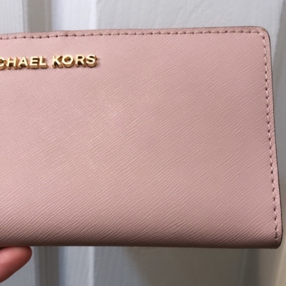 Michael kors Wallet (BABY PINK) lightly used - Picture 12 of 16